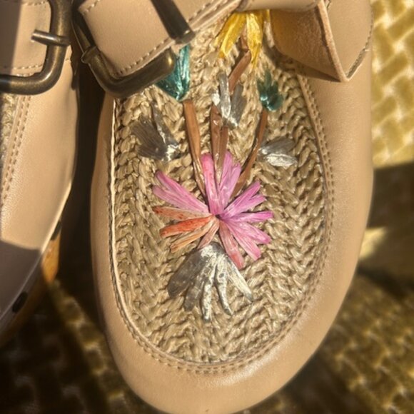 Anthropologie x  L'artiste Chienti Raffia Floral Embroidered Buckle Stud Clogs - Picture 8 of 16